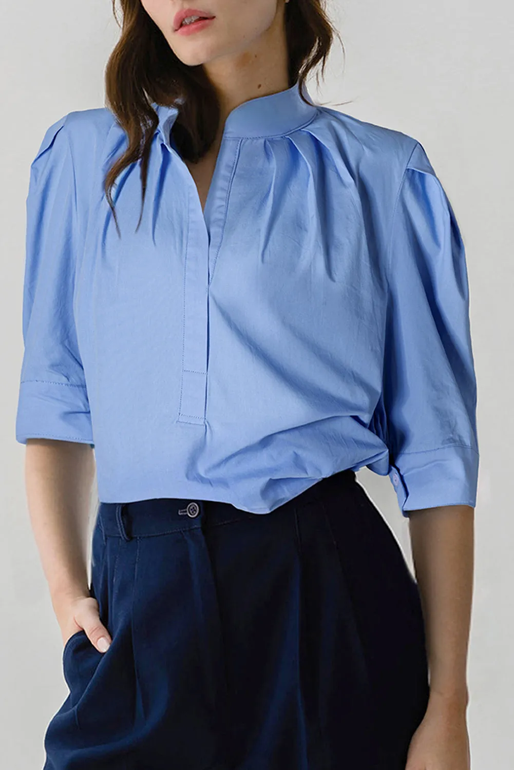Chemise bleu ciel uni à manches 3/4 et col montant boutonné