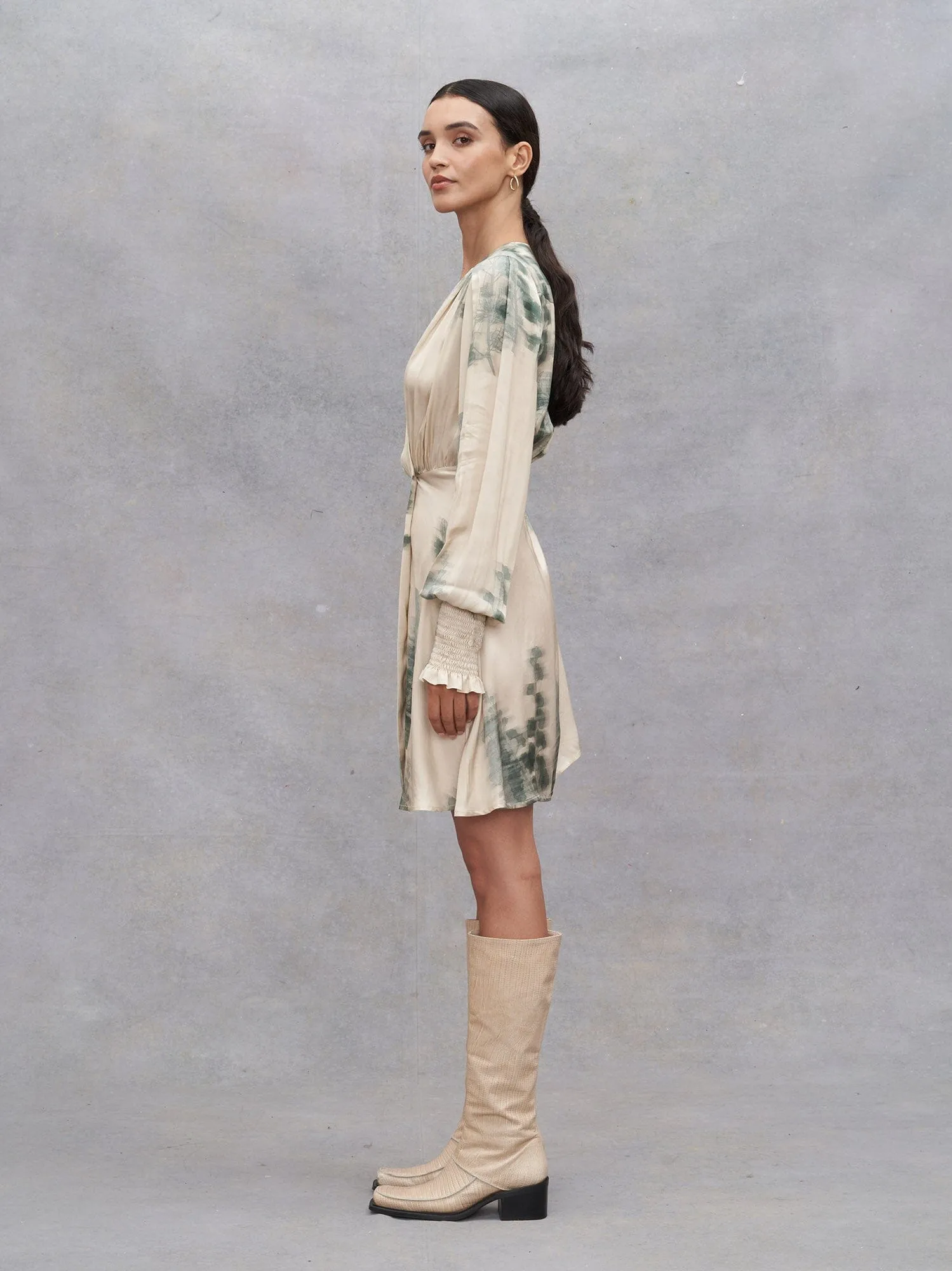 CHLORIS - Robe courte cache-cur manches longues poignets smockés en satin de viscose EcoVero imprimé Abstract Tofu/Green Forest