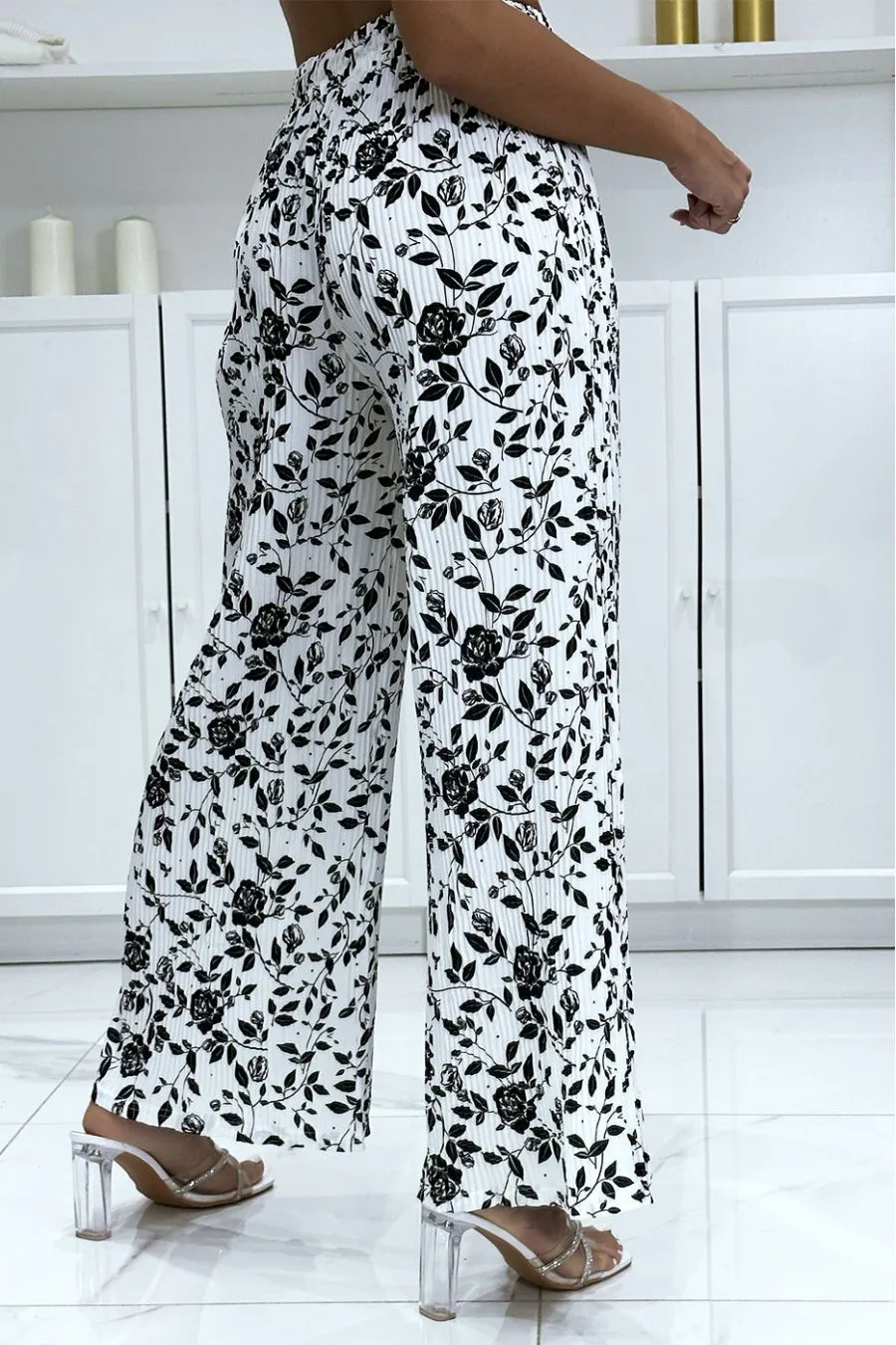 Pantalon palazzo plissé blanc motif fleuris très tendance