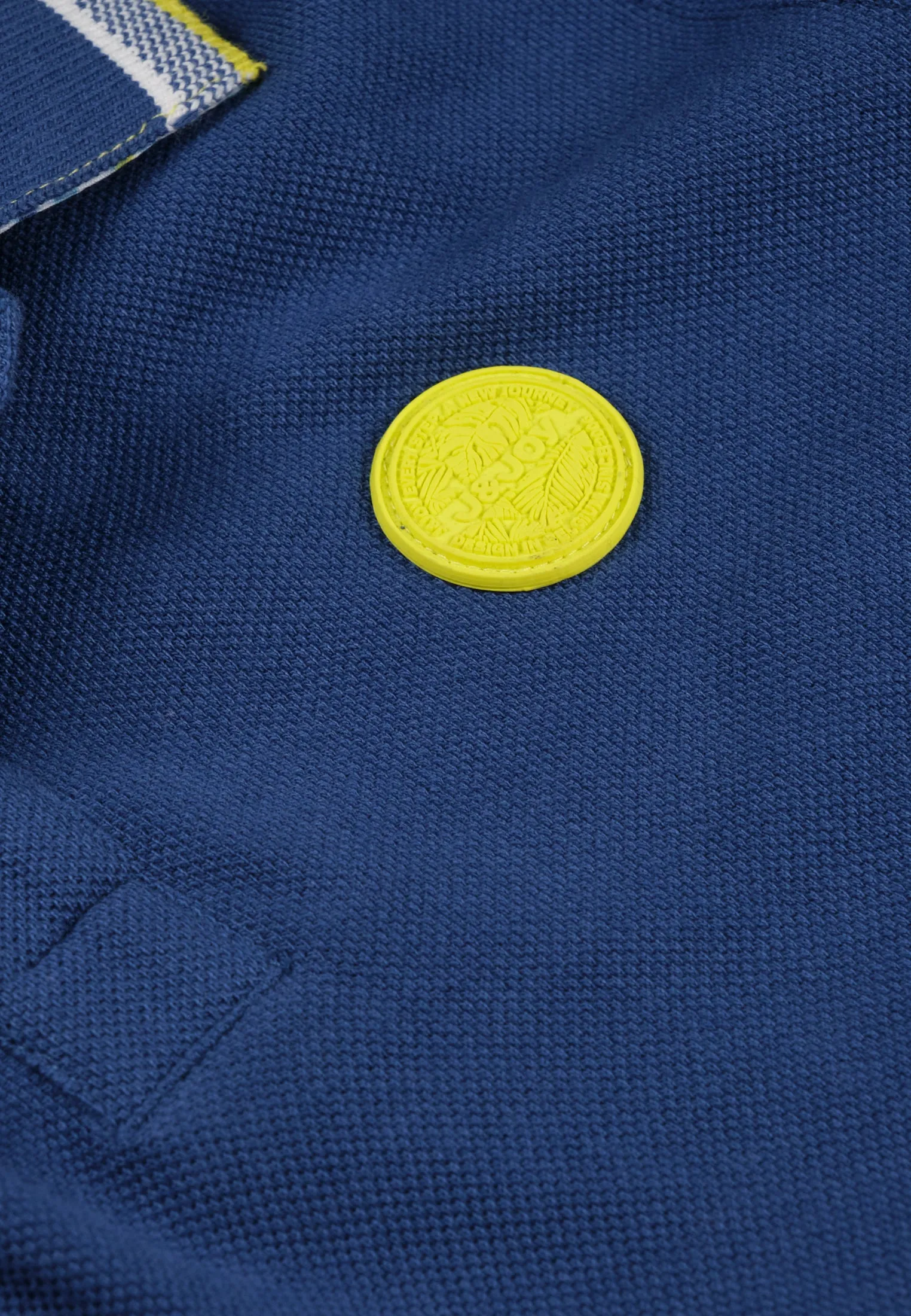 Polo garon bleu avec finitions contrastées