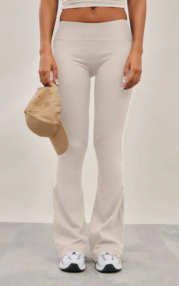 PRETTYLITTLETHING Pantalon de yoga flare en Sculpt sable à taille haute