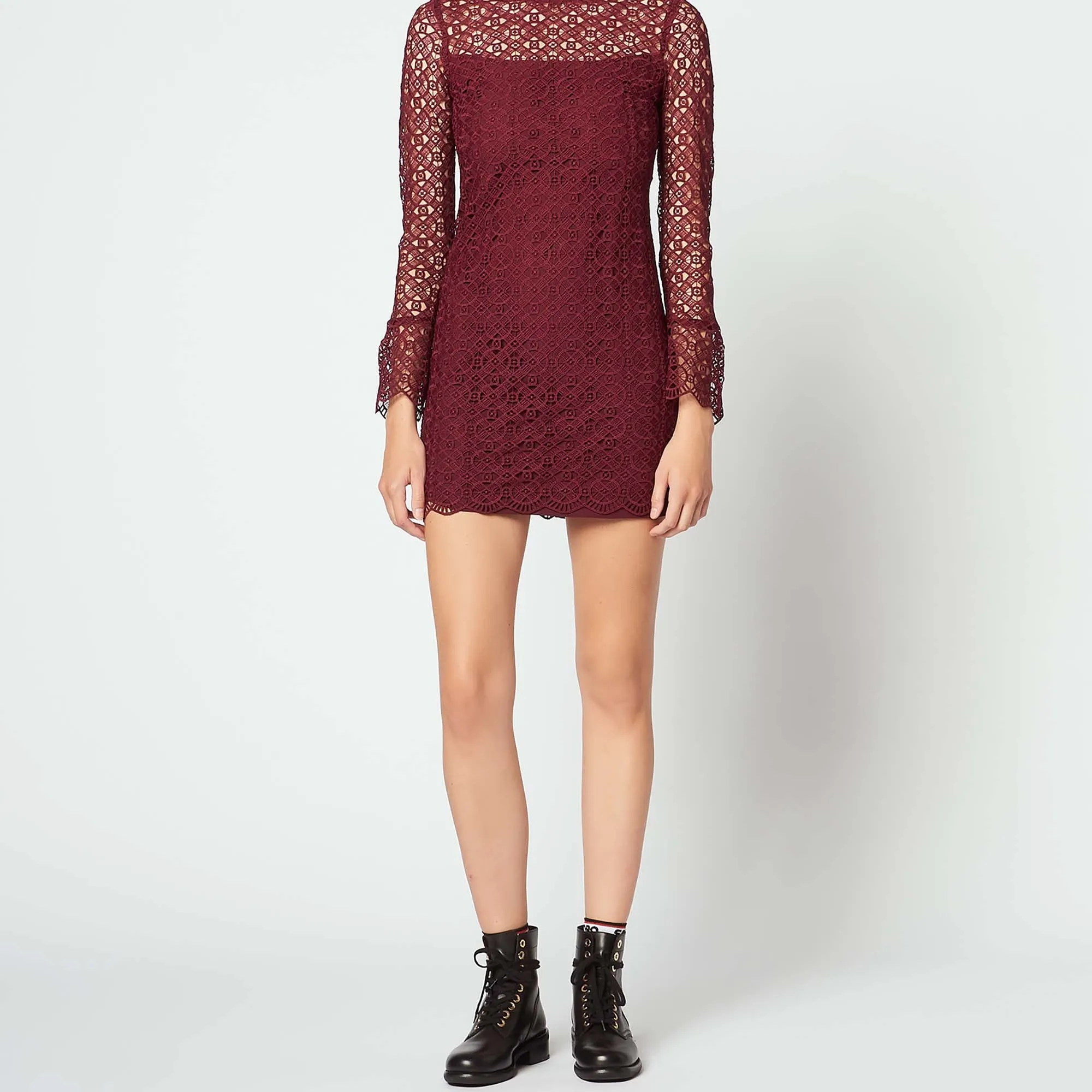 Robe courte en dentelle