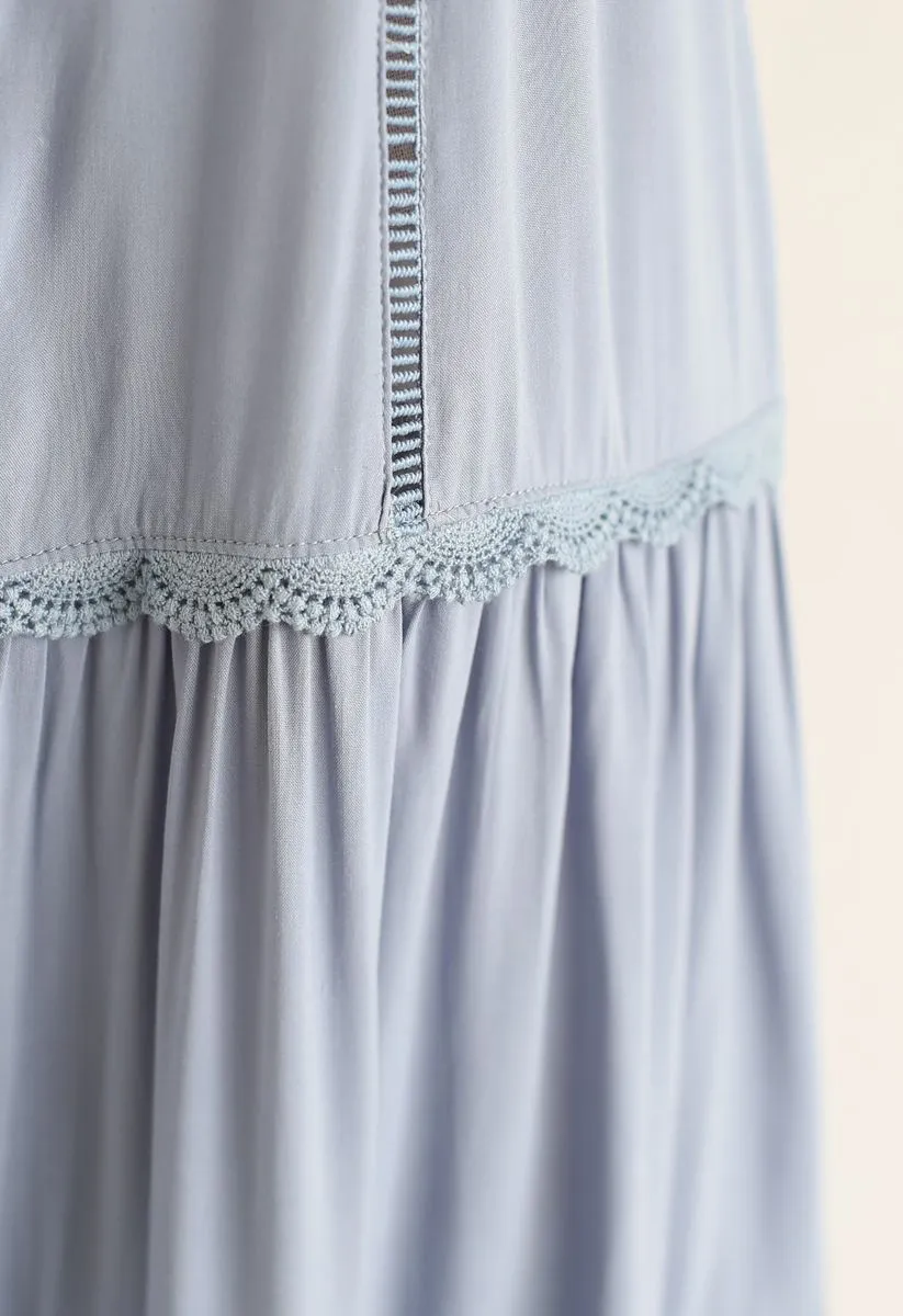 Robe longue sans manches boutonnée à bordures en crochet en bleu poussiéreux